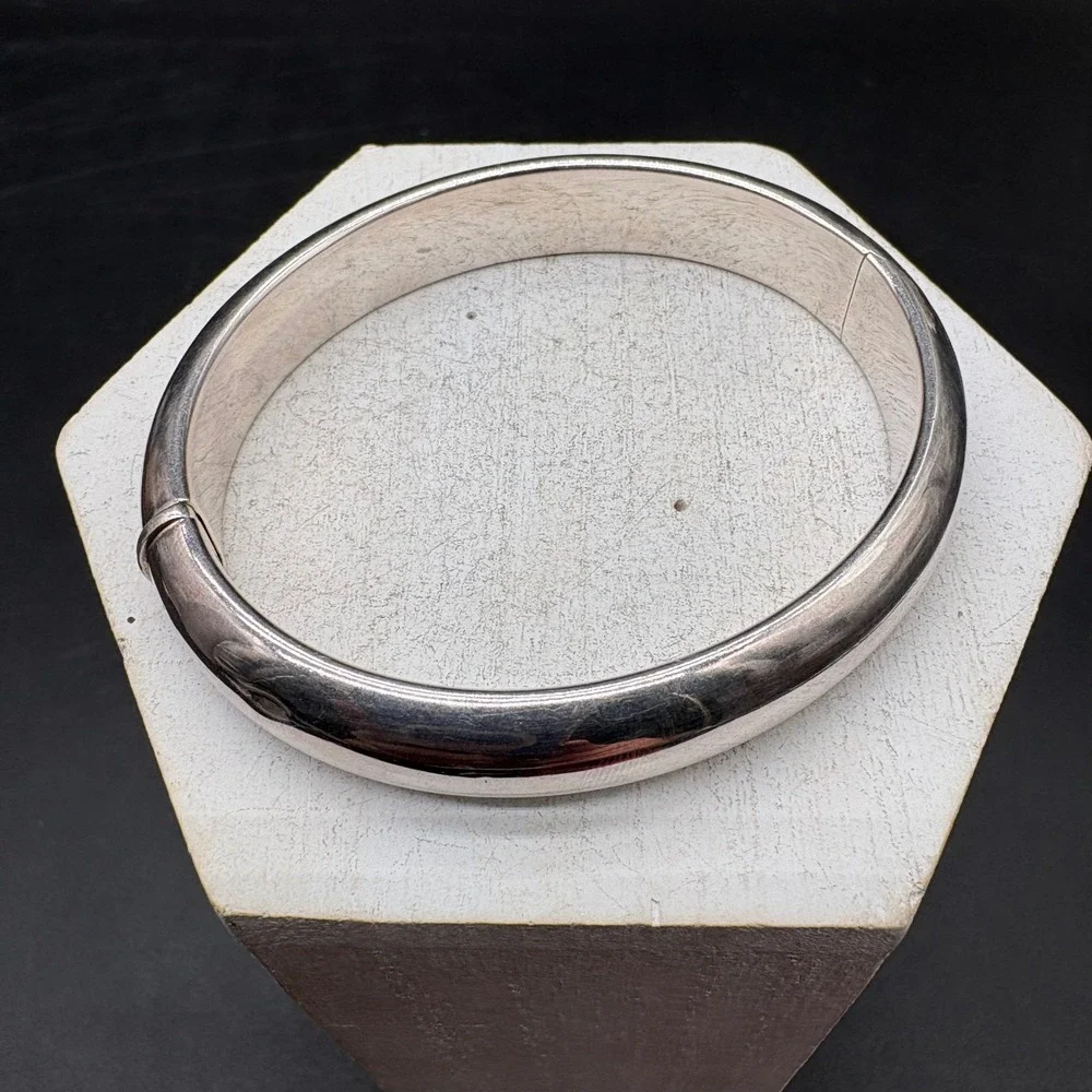 Sterling Silver Bangle Women OS Silver Good Latch Hinged Domed 925
